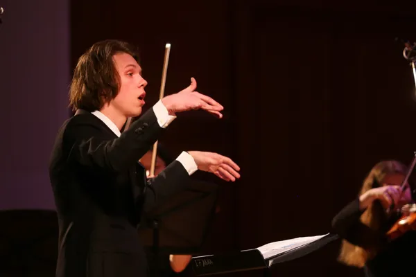 Дирижер и художественный руководитель Камерного оркестра MIRA ORCHESTRA Илья Маркеев