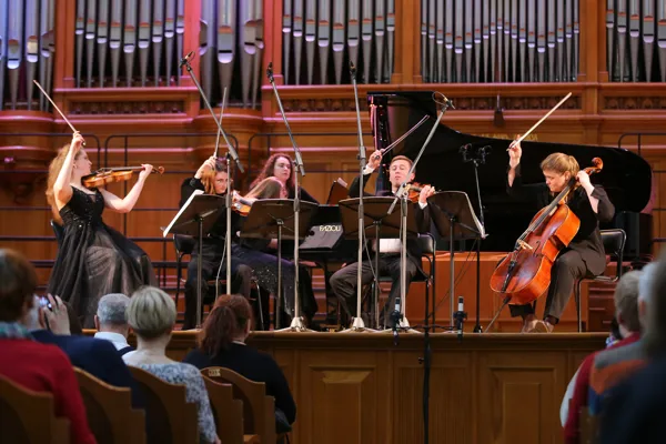 На сцене Большого зала Квинтет в составе (слева направо): Ольга Андреева (I cкрипка), Екатерина Балашова (II скрипка), Наталья Осинцева (фортепиано), Кирилл Воинков (альт), Анна Шабалина (виолончель). МГК им. П.И. Чайковского