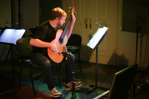 Томас Кесслер.“Guitar Control” для электрогитары и электроники. Исполняет Алексей Потапов, электрогитара
