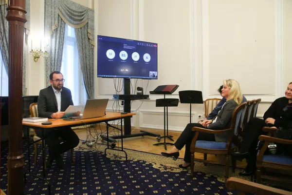 Вступительное слово − музыковед Александр Баранов