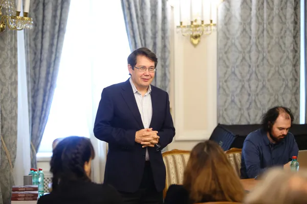 Презентация сборника «Музыка Британии и России: параллели и перекрестки». Выступает доцент межфакультетской кафедры фортепиано Рустем Кудояров