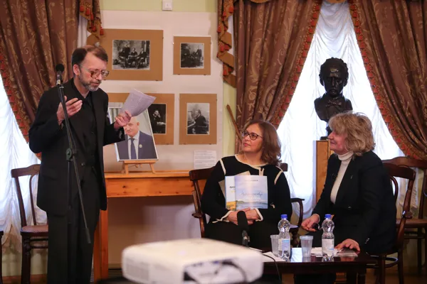 Леонид Леонидович Тумаринсон, исследователь, архивист, и Екатерина Ардалионовна Шепелева представляют доклад на тему «Педагогический репертуар. Произведения М. Е. Бирюкова»

