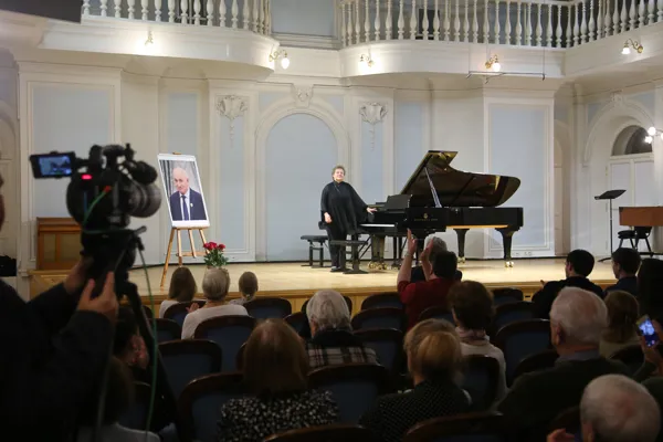 Заслуженная артистка России, и. о. зав. кафедрой концертмейстерского искусства Московской консерватории, профессор Ирина Осипова (фортепиано) на сцене Рахманиновского зала 