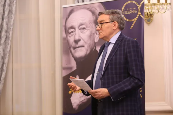 На открытии Круглого стола, посвященного юбилею Родиона Константиновича Щедрина (к 90-летию), выступает Народный артист РФ, Заслуженный деятель искусств РФ, заведующий кафедрой хорового дирижирования, художественный руководитель Молодежного хора Научно-творческого центра церковной музыки, художественный руководитель Академического Большого хора «Мастера хорового пения», профессор Лев Зиновьевич Конторович