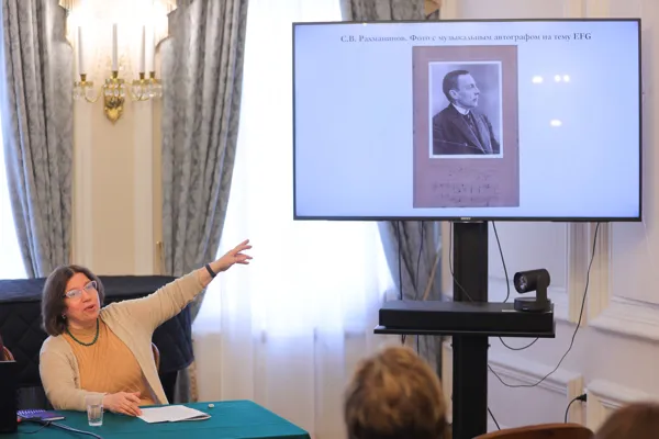 Ведущий специалист Мемориального музея-квартиры Ел.Ф. Гнесиной, кандидат искусствоведения Н.А. Потемкина рассказывает о фотографии с музыкальным автографом С.В. Рахманинова на тему EFG