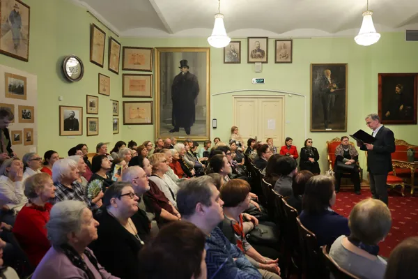 Выступает директор консерваторского Музея Рубинштейна Владимир Стадниченко