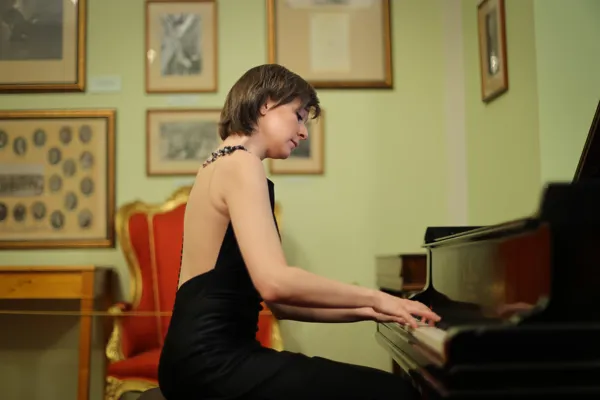 Елена Тарасова (фортепиано)