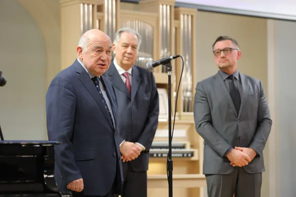 Выступает и. о. зав. кафедрой органа и клавесина Московской консерватории Рубин Абдуллин