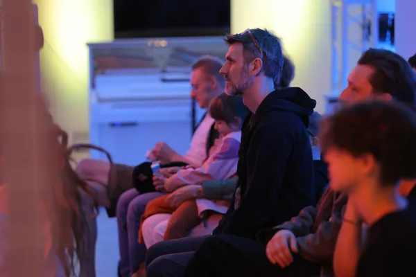 Обновленная экспозиция выставки «Музыка машин» в арт-пространстве «Артемьев» открылась электронной шумововой импровизацией Олега Макарова и Кати Рекк