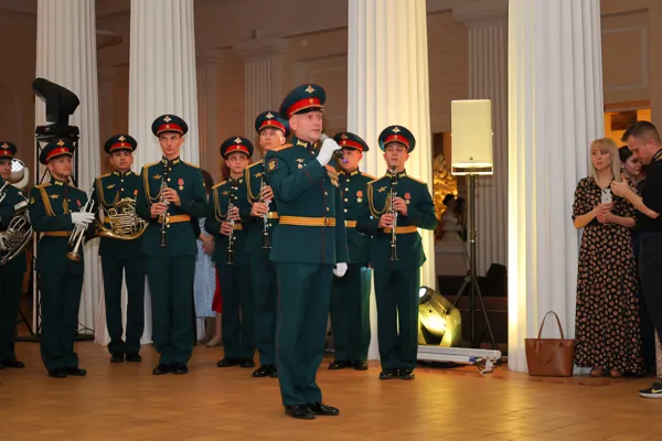 Выступает подполковник, кандидат искусствоведения, доцент, заместитель начальника военно-дирижерской кафедры военного института Максим Федоров