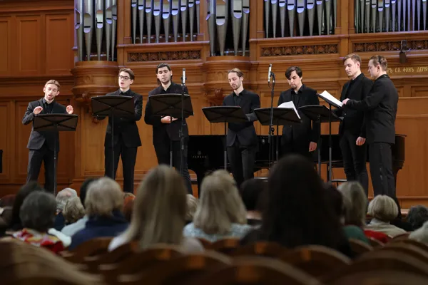 Ж. Депре – «De profundis», мотет. Исполняет Вокальный ансамбль «Renaissance Voices», художественный руководитель – Максим Соловьёв
