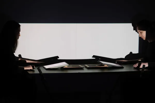 Российская премьера сочинения Андреаса Эдуардо Франка “Table talk” для двух исполнителей, видео и электроники.  Исполнители — солисты CEAM Artists Феодосия Миронова и Юлия Мигунова