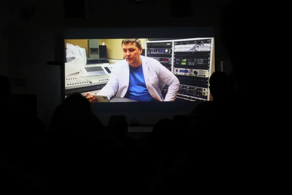На экране фильм «В поисках гармонии». Герой фильма композитор Николай Попов