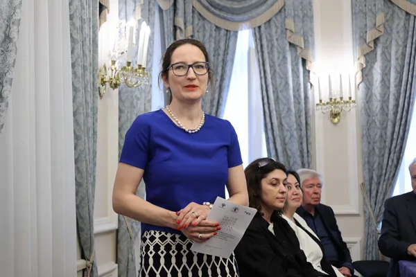 Куратор конкурса, помощник ректора Ярослава Александровна Кабалевская ведёт церемонию открытия XVIII Всероссийского конкурса имени Ю. Н. Холопова