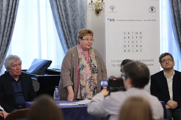 Конкурсантов напутствует Председатель жюри конкурса, Заместитель председателя Оргкомитета Конкурса, декан Научно-композиторского факультета Московской консерватории Ирина Арнольдовна Скворцова