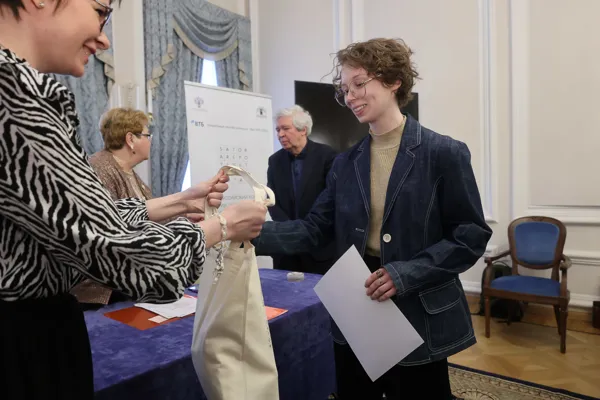 Грамоту участника конкурса им. Ю.Н. Холопова в номинации «Композиция» получает Александра Неснова (Москва)