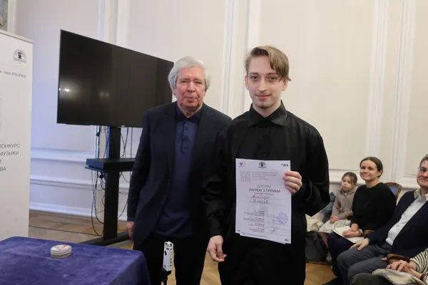 Диплом лауреата 3 премии конкурса им. Ю.Н. Холопова в номинации «Композиция» получает Альберт Коренев (Красноярск)