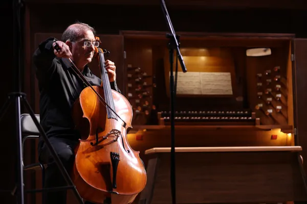 И.С. Бах. Сюита для виолончели соло до мажор, BWV 1009. Исполняет Александр Рудин (виолончель)