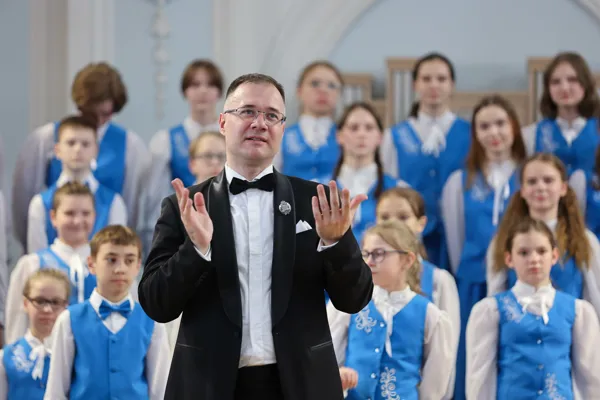 Выступает художественный руководитель и дирижёр Детского хора «Синяя птица» ДМШ им. Э. Г. Гилельса Александр Антипин