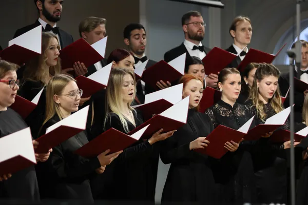 Молодежный хор Научно-творческого центра церковной музыки Московской консерватории исполняет песнопения из Литургии В.Д. Поленова