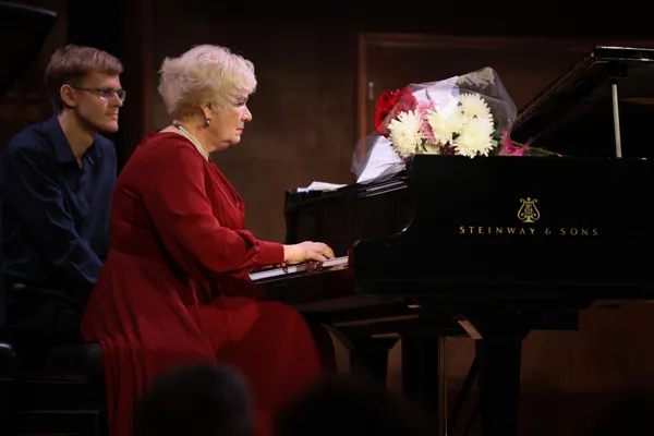 Заслуженная артистка России Елена Савельева (фортепиано)