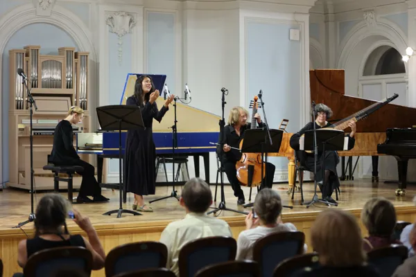 Ансамбль «Musica Tempora» на сцене Рахманиновского зала