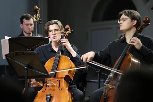 На сцене Рахманиновского зала Камерный оркестр «Camerata Komitas». Фестиваль «Творческая молодёжь Московской консерватории». Рахманиновский зал