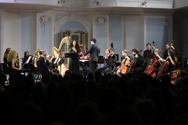 Камерный оркестр «Camerata Komitas». Художественный руководитель и дирижёр Эрнест Алавердян. Солистка — лауреат международных конкурсов Диана Амбарцумян (сопрано)