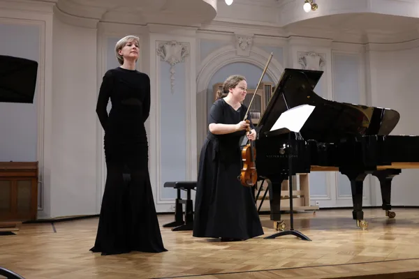 Елена Тарасова (фортепиано), Елена Корженевич (скрипка) на сцене Рахманиновского зала
