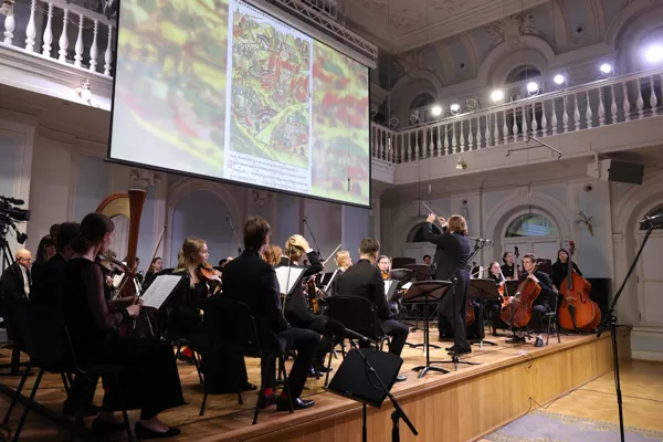 Камерный оркестр Московской консерватории исполняет увертюру М.И. Глинки к трагедии Н.В. Кукольника «Князь Холмский». Дирижер – художественный руководитель и главный дирижер коллектива, Народный артист России, доцент Ф.П. Коробов