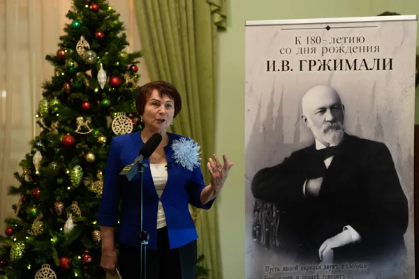 У микрофона заведующая Архивом Московской консерватории Раиса Николаевна Трушкова