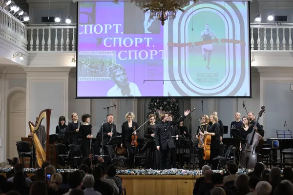 На сцене Рахманиновского зала Ансамбль солистов «Студия новой музыки», дирижёр Сергей Акимов
