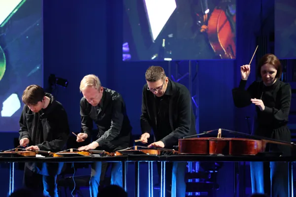 На сцене Рахманиновского зала Vacuum Quartet в составе: Глеб Хохлов (скрипка), Александр Маломожнов (скрипка), Эмиль Саларидзе (альт), Юлия Мигунова (виолончель)