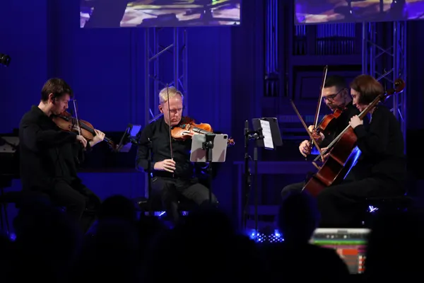 На сцене Рахманиновского зала Vacuum Quartet в составе: Глеб Хохлов (скрипка), Александр Маломожнов (скрипка), Эмиль Саларидзе (альт), Юлия Мигунова (виолончель)