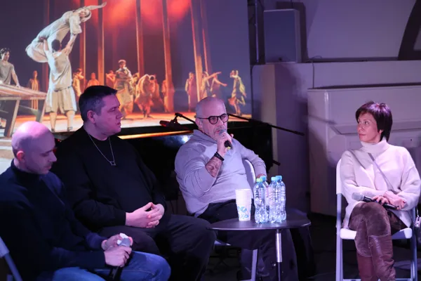 На вопросы зрителей отвечает директор театра «Новая опера» Антон Гетьман