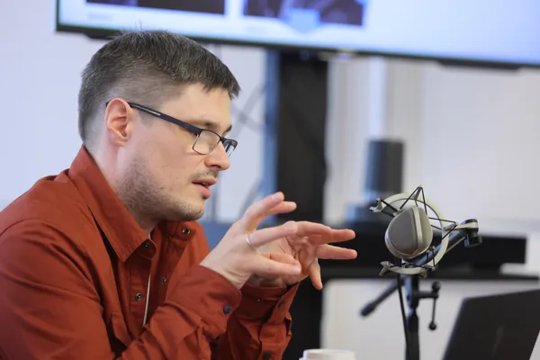 Мастер-класс проводит Иван Старостин — художественный руководитель конкурса, кандидат искусствоведения, преподаватель кафедры теории музыки и кафедры музыкально-информационных технологий