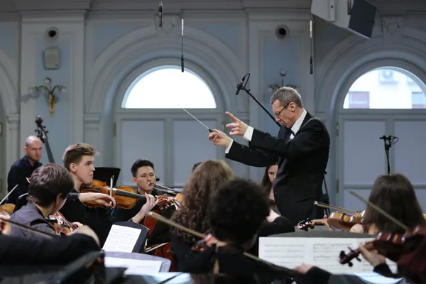 На сцене Рахманиновского зала Камерный оркестр, дирижёр Константин Маслюк