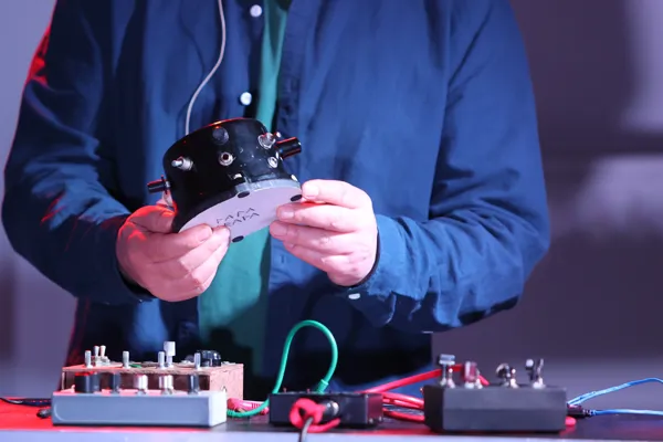 Алексей Борисов демонстрирует необычные электронные DIY-синтезаторы, созданные Эдуардом Срапионовым (Papa Srapa)