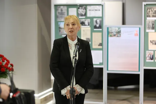 Торжественное открытие выставки ведёт начальник финансового управления Московской консерватории Наталья Владиленовна Кобец