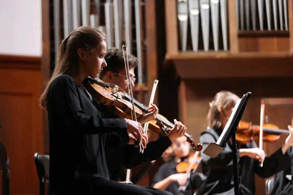 Камерный оркестр «Camerata Komitas» на сцене Малого зала. Концертмейстер оркестра – Шарлотт Дюпиль, скрипка (Франция)
