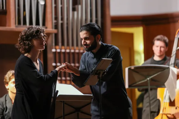 На сцене Малого зала Камерный оркестр «Camerata Komitas», художественный руководитель и дирижер Эрнест Алавердян. Мария Корякина — флейта