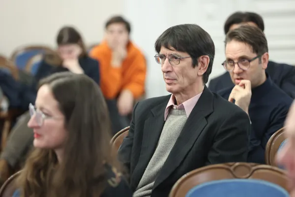 В круглом столе участвует дирижёр, руководитель Национальной системы музыкального развития Министерства культуры Мексики Эдуардо Гарсиа Барриос (Мексика)