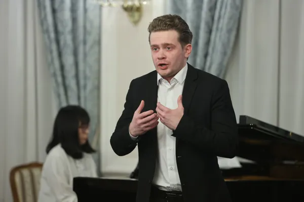 Музыкальная интермедия: Максим Морозов, баритон (Россия), Чи-Цзя Хуан, фортепиано (Китай)