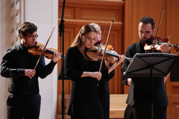 Камерный оркестр «Camerata Komitas» на сцене Большого зала. В центре: Шарлотт Дюпиль, скрипка