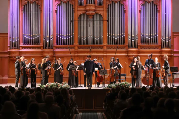 Камерный оркестр «Camerata Komitas», художественный руководитель и дирижёр Эрнест Алавердян. Большой зал
