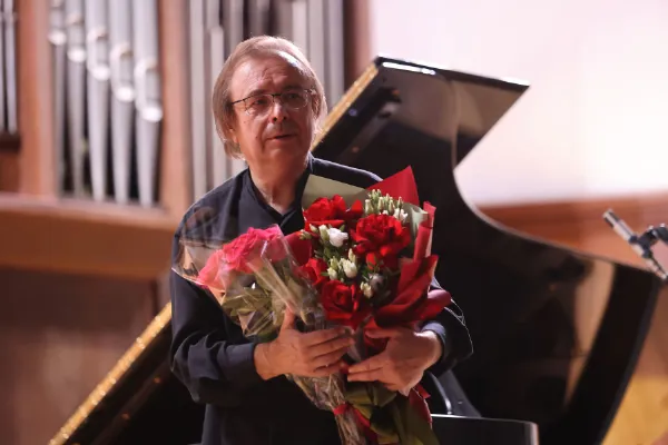 На сцене Малого зала Валерий Кулешов, фортепиано