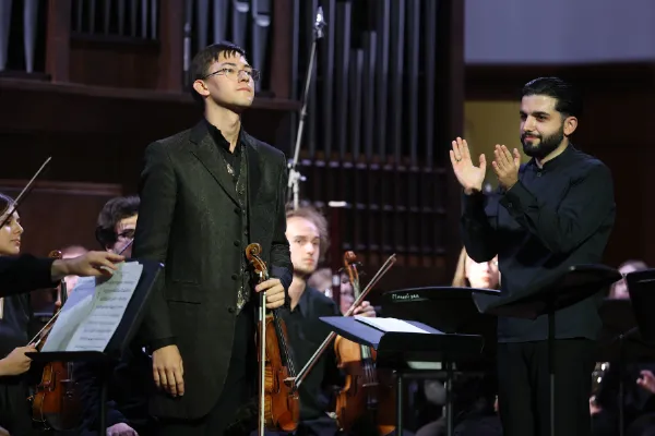 На сцене Малого зала Равиль Ислямов, скрипка и Камерный оркестр «Camerata Komitas» под управлением Эрнеста Алавердяна