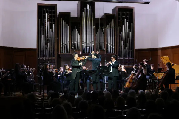 И.С. Бах. Концерт для скрипки, гобоя, струнных и basso continuo до минор, BWV 1060R. Исполняют Камерный оркестр «Camerata Komitas» под управлением Эрнеста Алавердяна, Равиль Ислямов, скрипка, Фёдор Освер, гобой