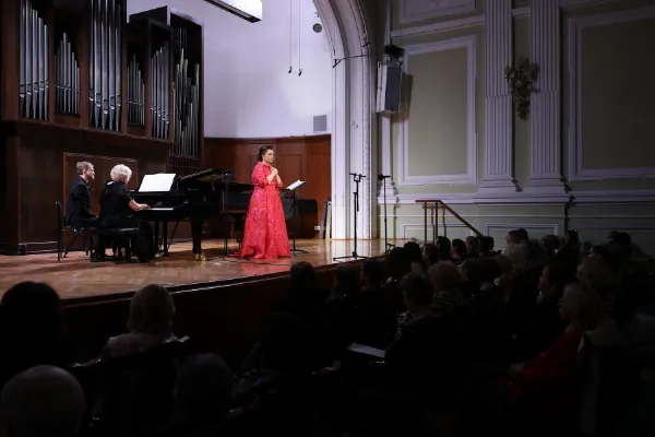 Альбина Шагимуратова, Елена Савельева на сцене Малого зала в день празднования 160-летия Московской консерватории