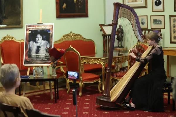 Учащаяся ЦМШ Екатерина Тупикова (класс профессора Е. Н. Ильинской)